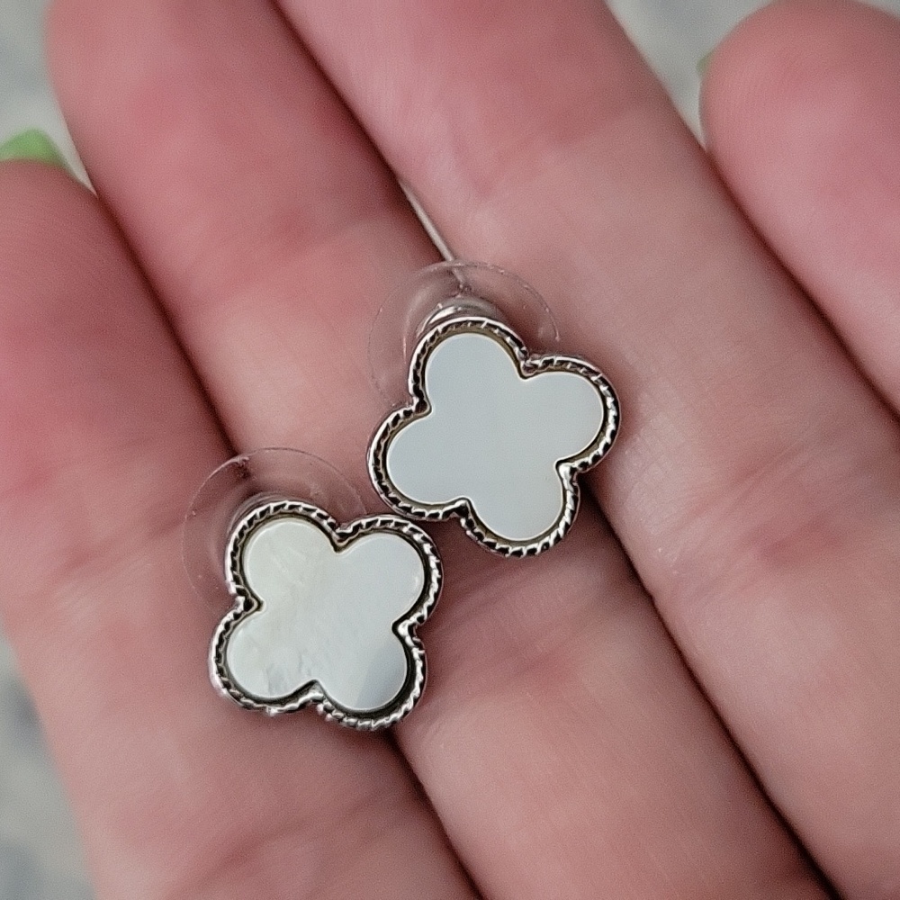 Clover earring - Picture 2 of 2